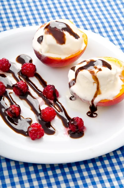 Concept alimentaire avec crème glacée et fruits — Photo