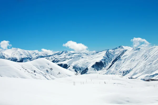 Hoge bergen onder sneeuw in de winter Rechtenvrije Stockafbeeldingen