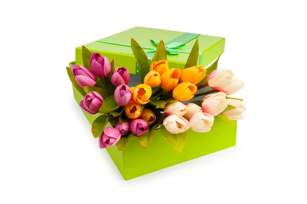 Coffret cadeau et tulipes isolées sur blanc — Photo
