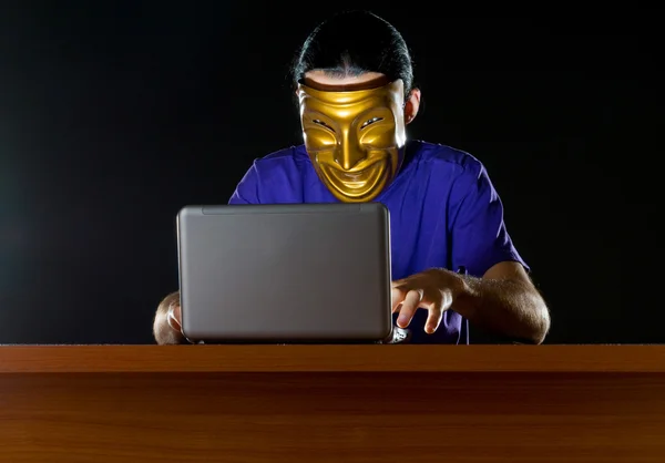 Hacker seduto in camera oscura — Foto Stock