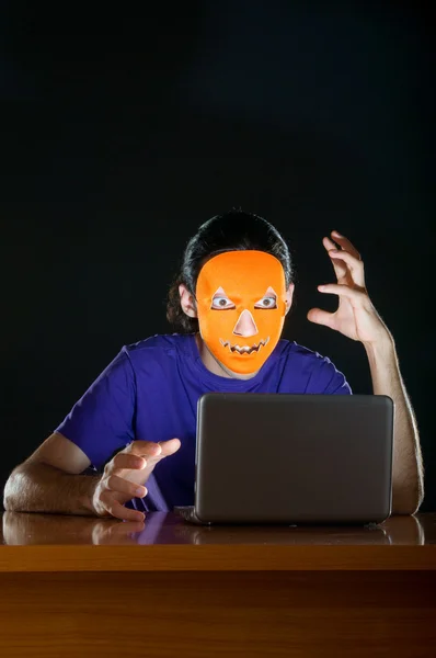 Hacker stând în camera întunecată — Fotografie, imagine de stoc