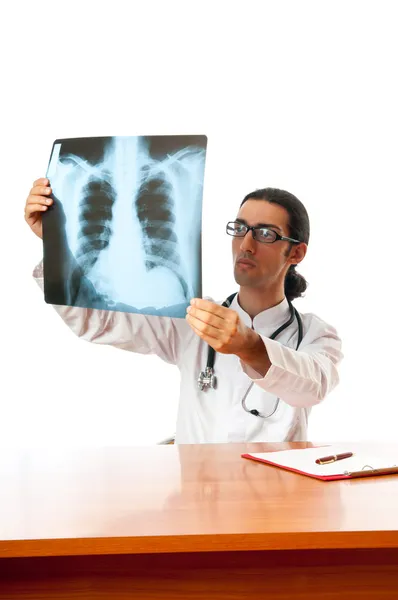 Manliga läkare titta på röntgenbilden — Stockfoto