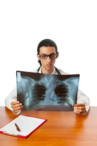 Lekarz mężczyzna patrząc na zdjęcie rentgenowskie — Zdjęcie stockowe