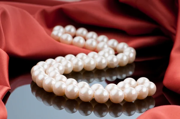 Collana di perle su sfondo satinato — Foto Stock