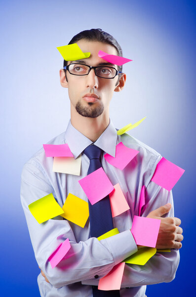 Молодой бизнесмен с напоминаниями
