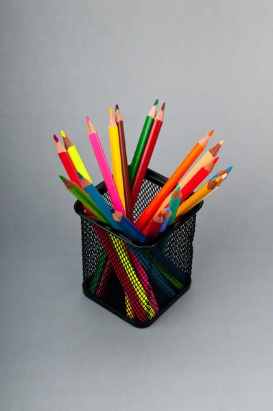 배경에 다채로운 연필 — 스톡 사진