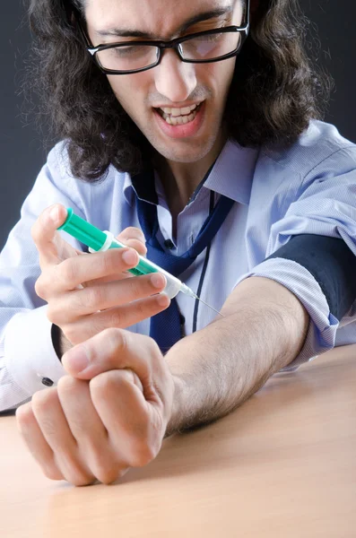Mladí druc narkoman s injekční stříkačkou — Stock fotografie