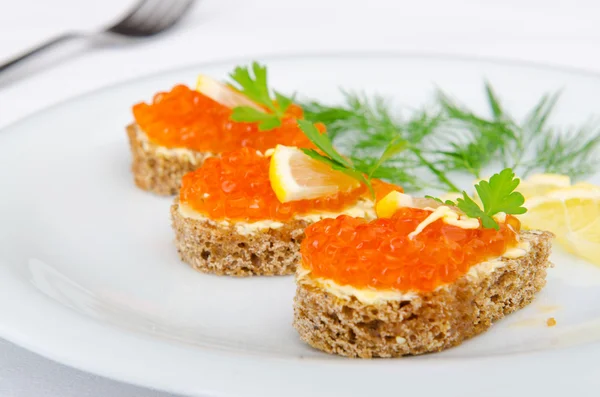 Caviar rojo servido sobre pan —  Fotos de Stock