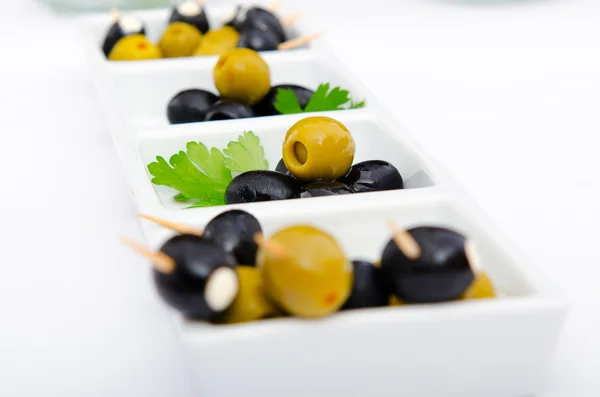 Оливки, подаваемые на тарелке — стоковое фото