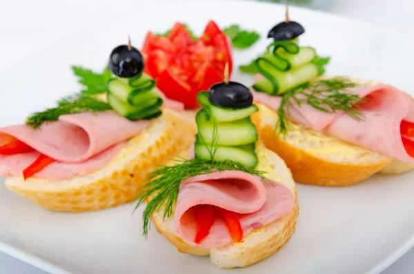 Sanduíches servidos no prato — Fotografia de Stock