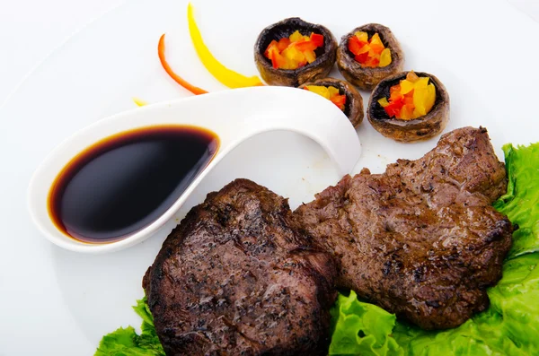 Dobře udělaný steak podávaný v desce — Stock fotografie