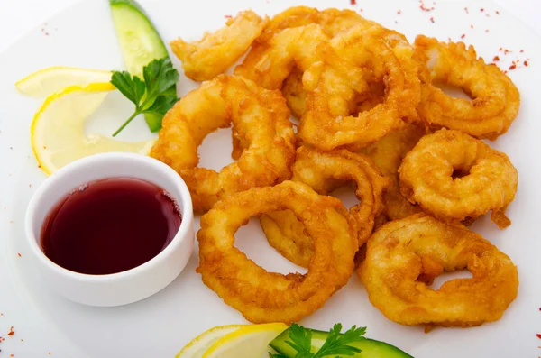 Anelli di calamari fritti serviti con salsa — Foto Stock