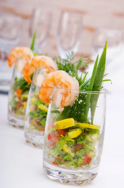 Salad udang disajikan dalam gelas — Stok Foto