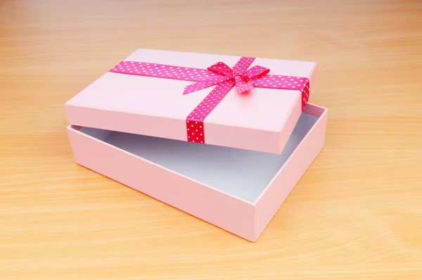 Conceito de Natal com caixa de presente na mesa — Fotografia de Stock