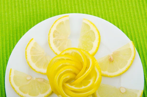Tranches de citron servies dans l'assiette — Photo