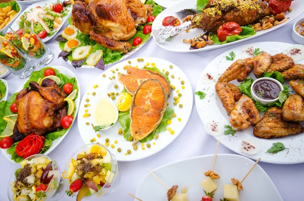 Mesa servida con sabrosas comidas —  Fotos de Stock