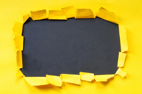 引き裂かれた紙の上のあなたのメッセージ用の領域 — ストック写真