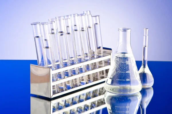Laboratorio chimico con tubi di vetro — Foto Stock