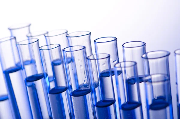 Хімічна лабораторія зі скляною трубкою — стокове фото