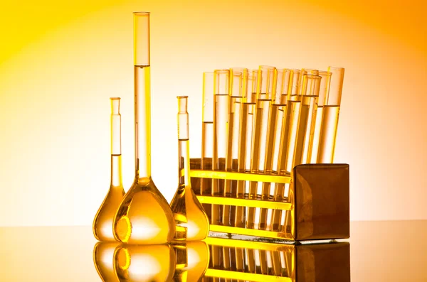 Хімічна лабораторія зі скляною трубкою — стокове фото