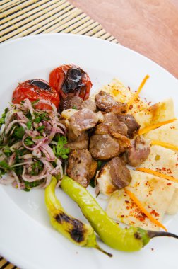 Et yemeği - Tabakta servis edilen kebap