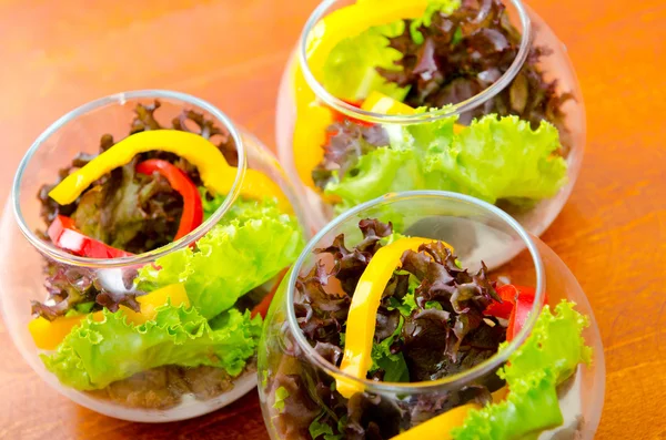 Frisk sund salat i skåle - Stock-foto