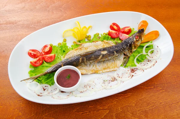 접시에 튀긴 생선 — 스톡 사진