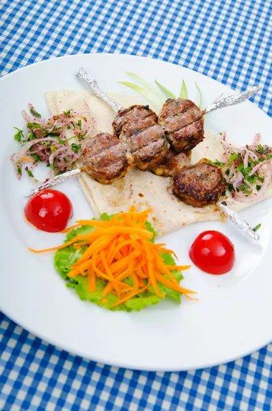 Kuchnia mięsna - kebab podawany w talerzu — Zdjęcie stockowe
