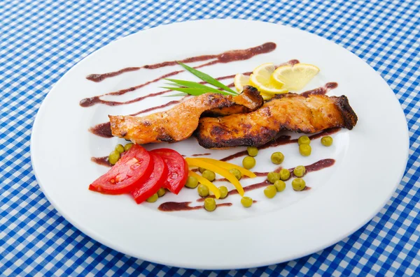 Жареная рыба в тарелке — стоковое фото