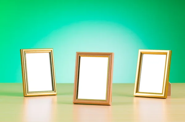 Houten foto frames op de achtergrond met kleurovergang — Stockfoto
