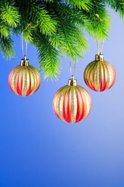 baubles kavramı kutlama Noel ağacı üzerinde