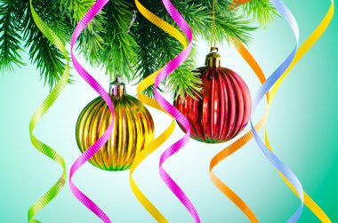 baubles kavramı kutlama Noel ağacı üzerinde