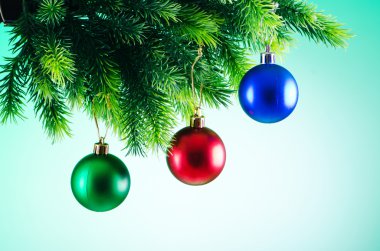 baubles kavramı kutlama Noel ağacı üzerinde