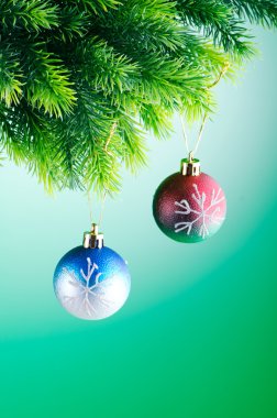 baubles kavramı kutlama Noel ağacı üzerinde