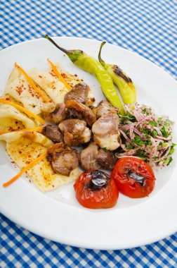 Et yemeği - Tabakta servis edilen kebap