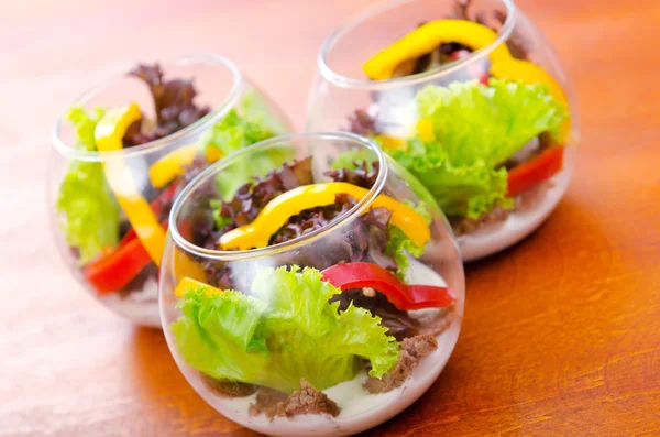 Frischer gesunder Salat in Schalen — Stockfoto