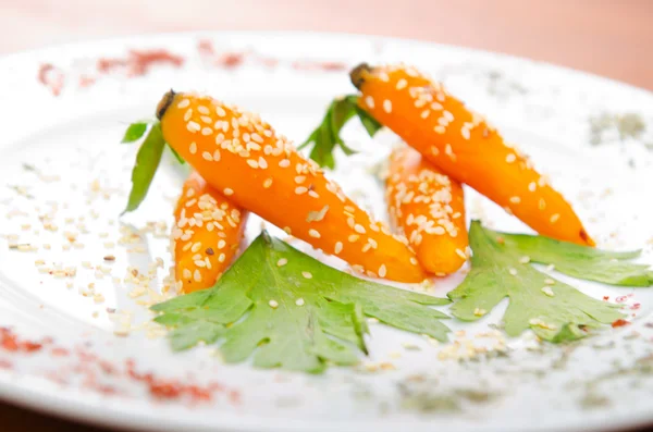 Варёная морковь в тарелке — стоковое фото