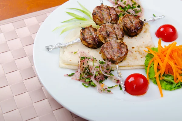 Cocina de carne - kebab servido en plato —  Fotos de Stock