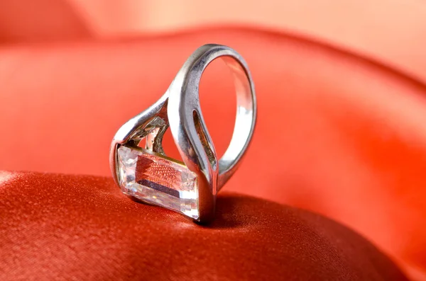 Concetto moda con anello sullo sfondo — Foto Stock