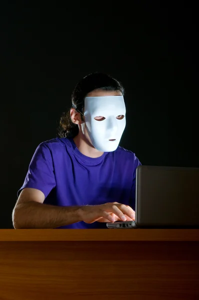 Хакер сидить у темній кімнаті. — стокове фото