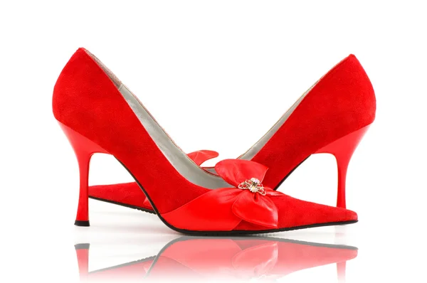 Elegante rote Schuhe auf dem weißen — Stockfoto