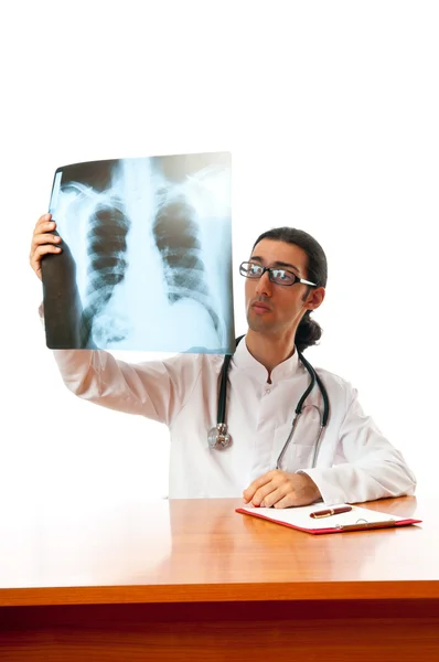 Врач мужского пола смотрит на рентгеновское изображение — стоковое фото