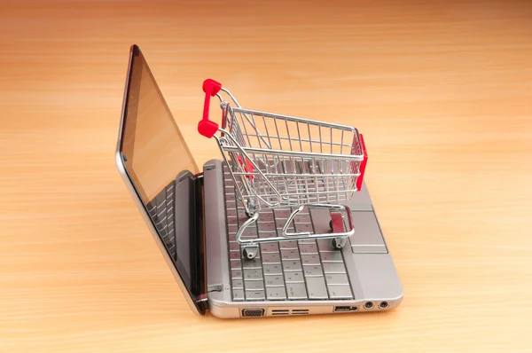 Online vásárlás számítógéppel és kosárral — Stock Fotó