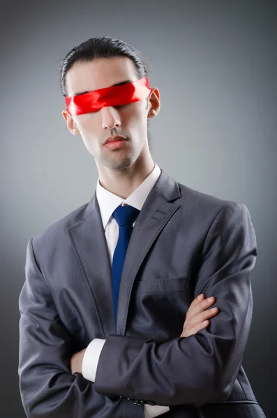 Affärsman förblindade av byråkrati — Stockfoto