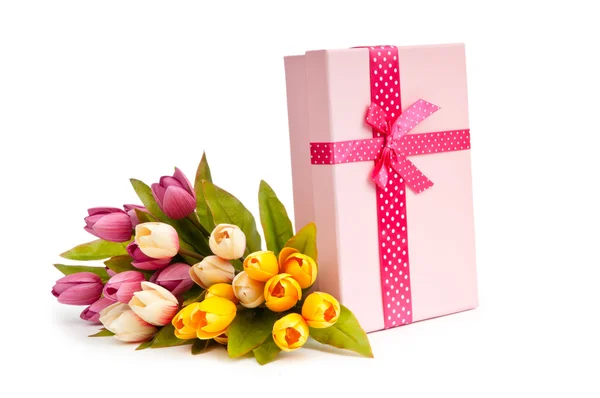 Giftbox и тюльпаны изолированы на белом — стоковое фото