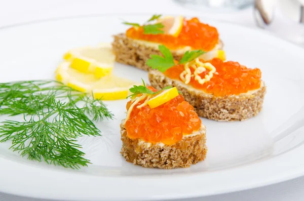 Röd kaviar serveras på bröd — Stockfoto