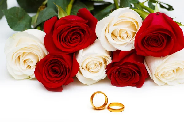 Весільна концепція з трояндами та кільцями — стокове фото