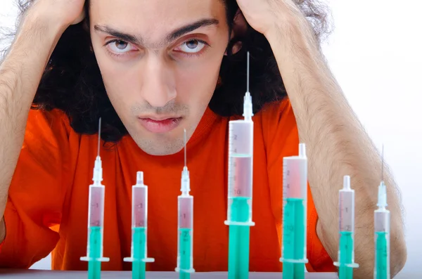 Mladí druc narkoman s injekční stříkačkou — Stock fotografie