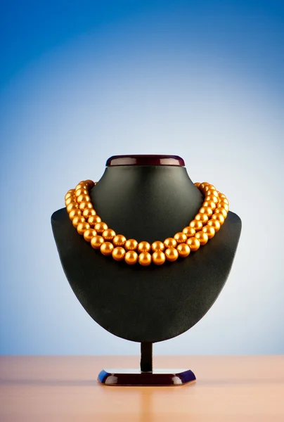 Pearl necklace against gradient background — Stock Photo, Image