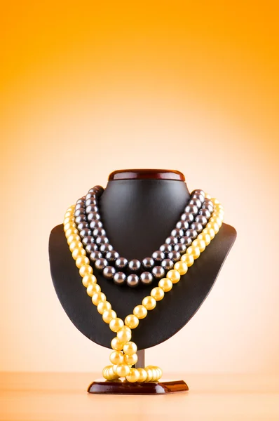 Perlenkette gegen Gradienten-Hintergrund — Stockfoto